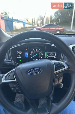Седан Ford Fusion 2016 в 