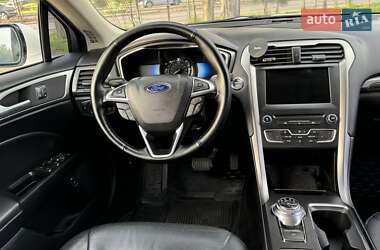 Седан Ford Fusion 2016 в 