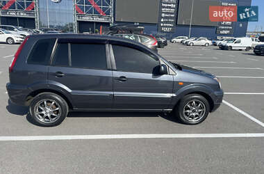 Хэтчбек Ford Fusion 2010 в 
