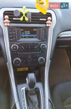 Седан Ford Fusion 2015 в 
