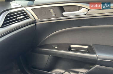 Седан Ford Fusion 2017 в 