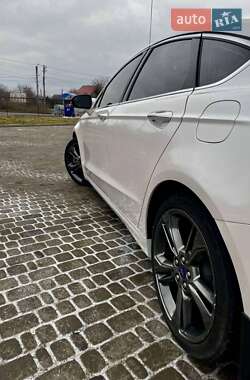 Седан Ford Fusion 2016 в 