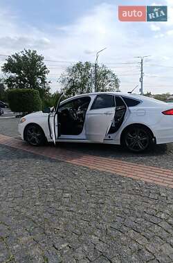 Седан Ford Fusion 2016 в 