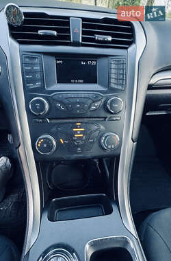 Седан Ford Fusion 2016 в 