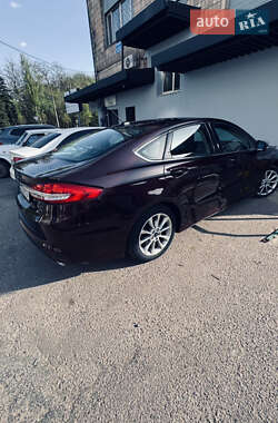 Седан Ford Fusion 2016 в 
