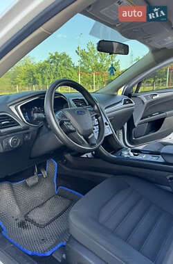 Седан Ford Fusion 2016 в 