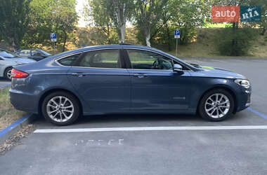 Седан Ford Fusion 2018 в 