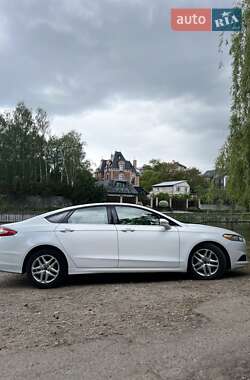 Седан Ford Fusion 2015 в 