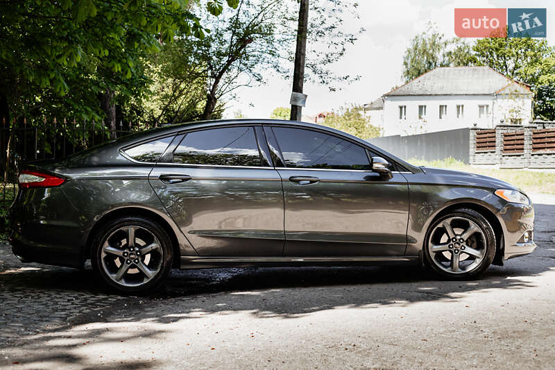 Седан Ford Fusion 2016 в Остроге