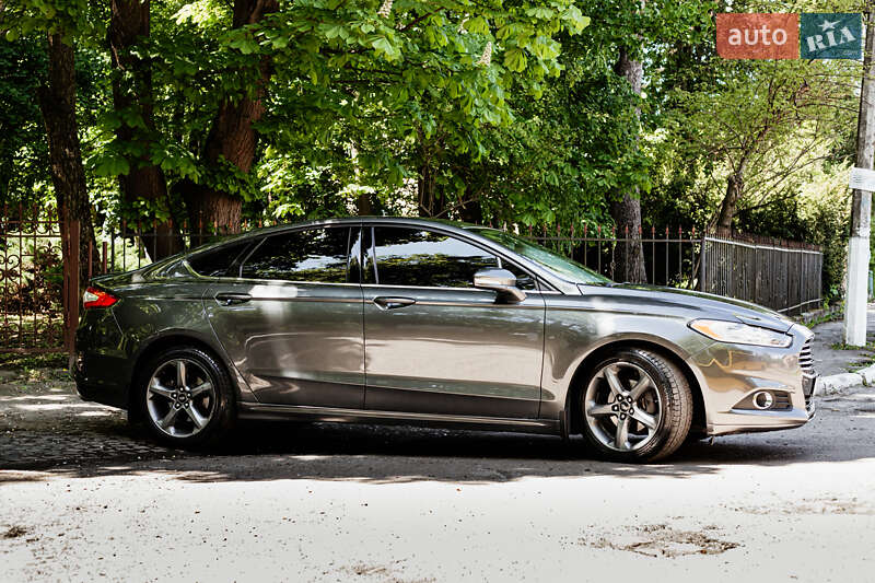 Седан Ford Fusion 2016 в Остроге