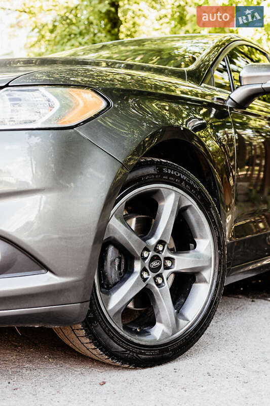 Седан Ford Fusion 2016 в Остроге