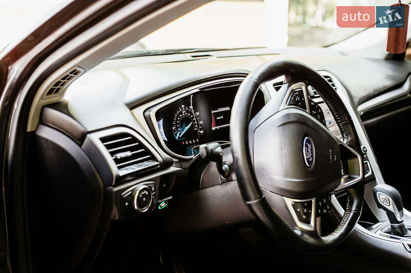 Седан Ford Fusion 2016 в Остроге