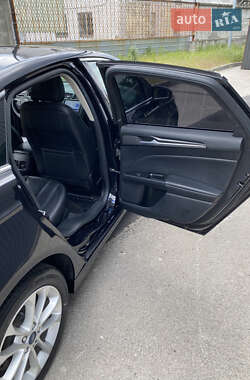 Седан Ford Fusion 2018 в 