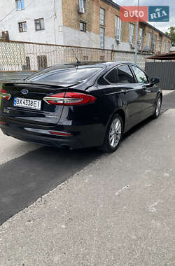 Седан Ford Fusion 2018 в 