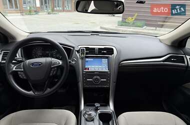Седан Ford Fusion 2016 в 