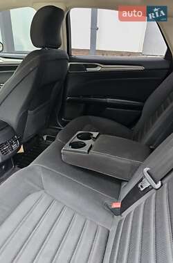 Седан Ford Fusion 2016 в 