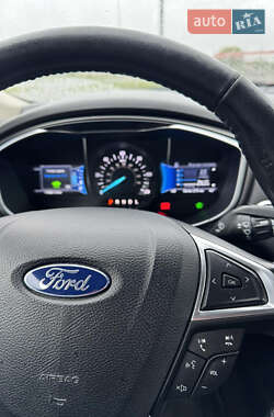 Седан Ford Fusion 2016 в 
