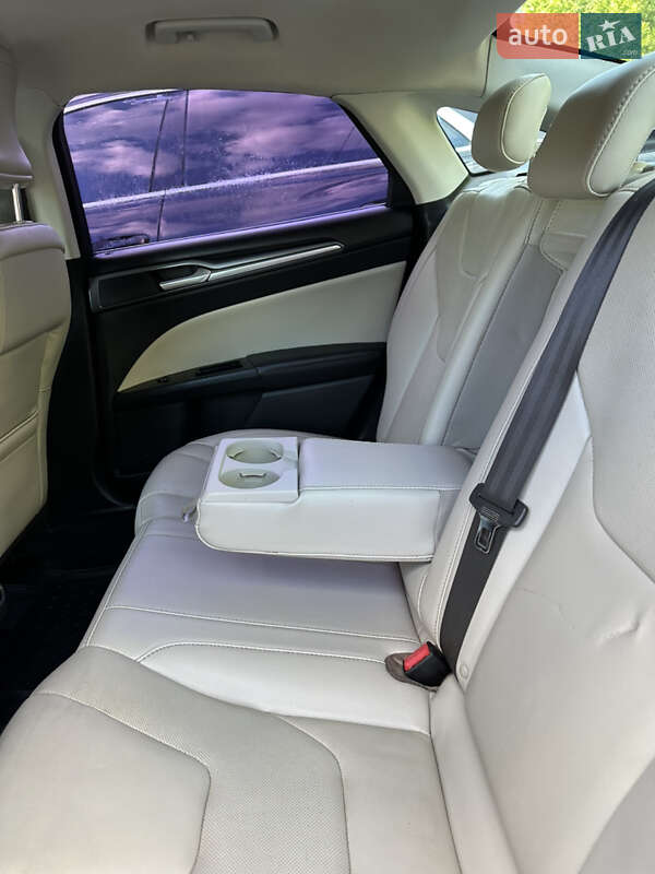 Седан Ford Fusion 2015 в Новомосковську