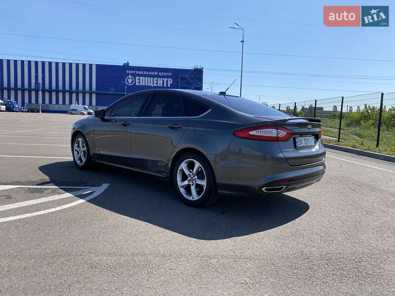 Седан Ford Fusion 2015 в Ровно