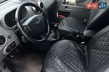 Хэтчбек Ford Fusion 2003 в 