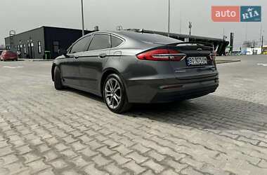 Седан Ford Fusion 2019 в 
