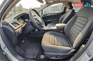 Седан Ford Fusion 2016 в 