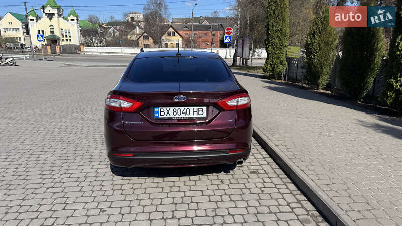 Седан Ford Fusion 2013 в Остроге