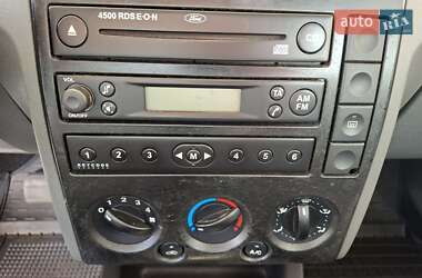 Хэтчбек Ford Fusion 2003 в 