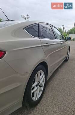 Седан Ford Fusion 2015 в 