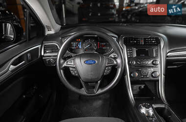 Седан Ford Fusion 2016 в 