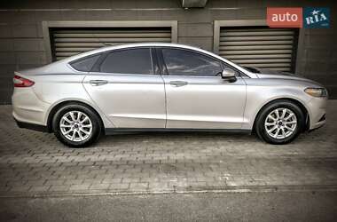 Седан Ford Fusion 2015 в 