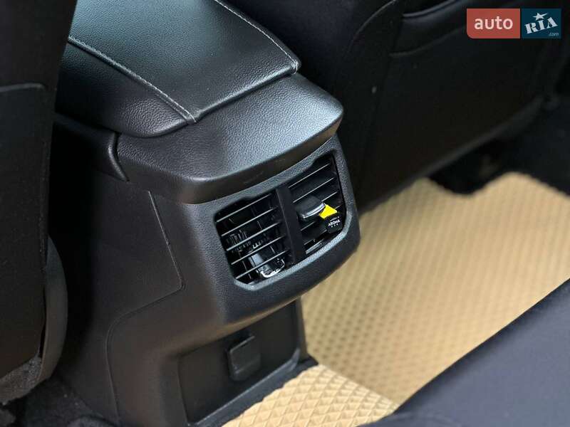 Седан Ford Fusion 2013 в Стрию