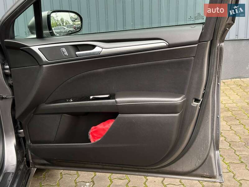 Седан Ford Fusion 2013 в Стрию