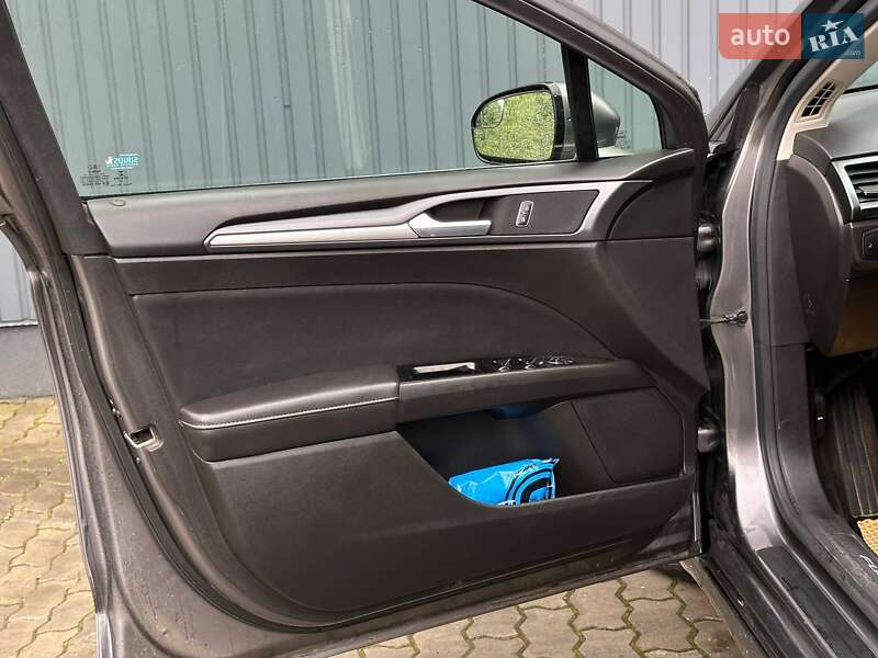 Седан Ford Fusion 2013 в Стрию