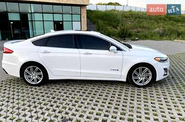 Седан Ford Fusion 2019 в 