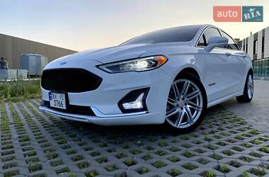 Седан Ford Fusion 2019 в 
