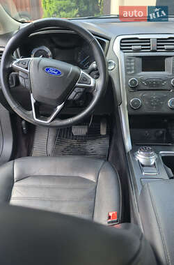 Седан Ford Fusion 2016 в 