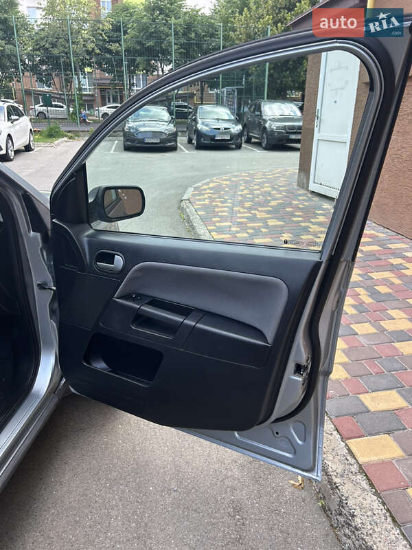 Хэтчбек Ford Fusion 2005 в Киеве