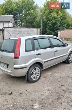 Хэтчбек Ford Fusion 2003 в 