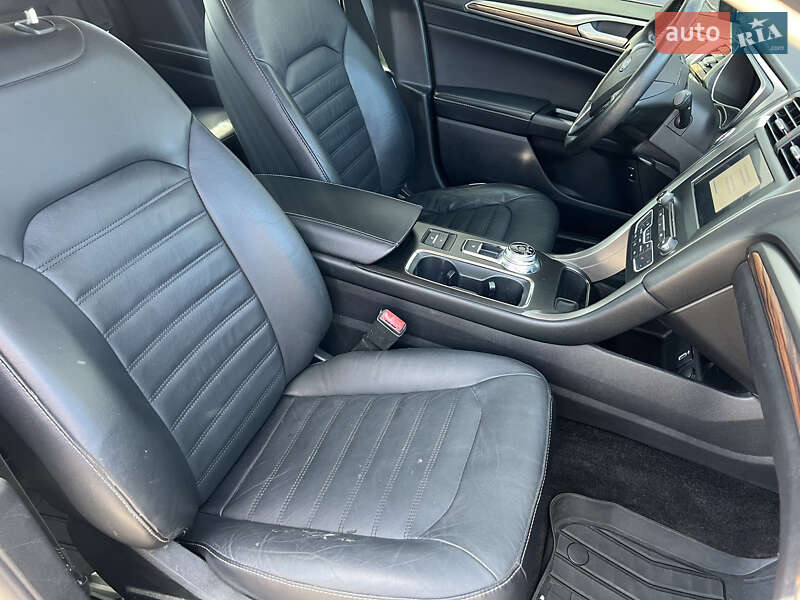 Седан Ford Fusion 2017 в Вишневом