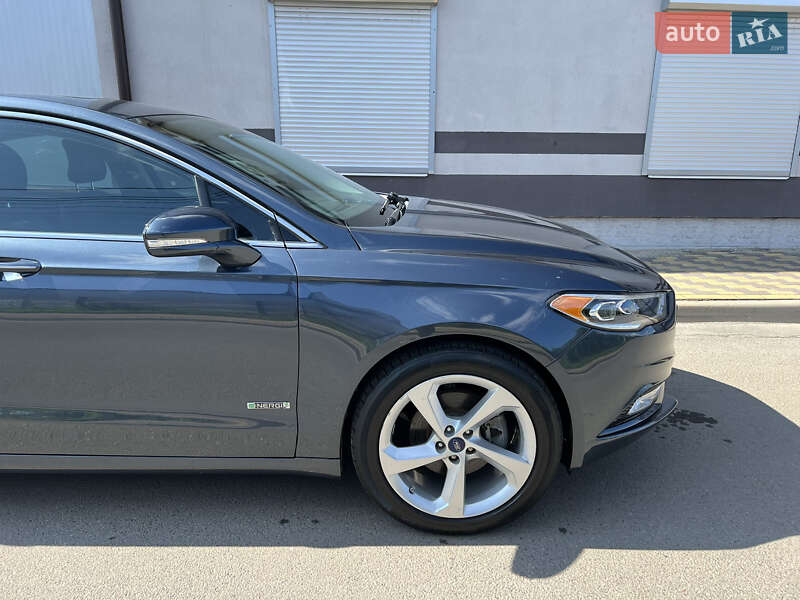 Седан Ford Fusion 2017 в Вишневом