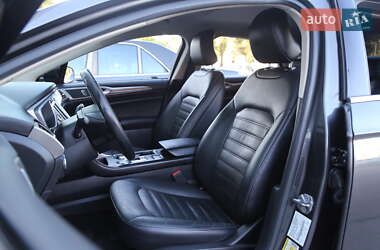 Седан Ford Fusion 2016 в 