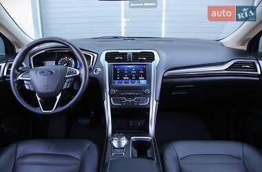 Седан Ford Fusion 2016 в 