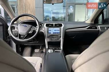 Седан Ford Fusion 2016 в 