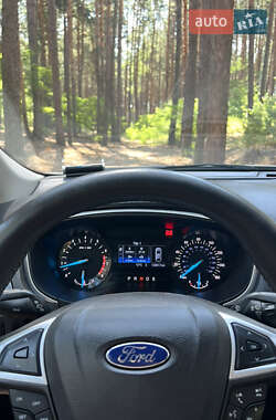 Седан Ford Fusion 2015 в 