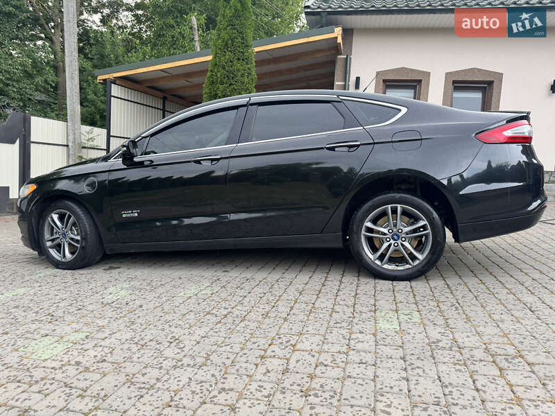 Седан Ford Fusion 2014 в Гвіздці