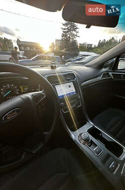 Седан Ford Fusion 2016 в 