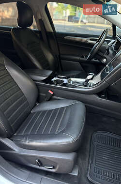 Седан Ford Fusion 2013 в 