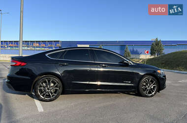 Седан Ford Fusion 2018 в 
