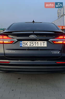 Седан Ford Fusion 2018 в 